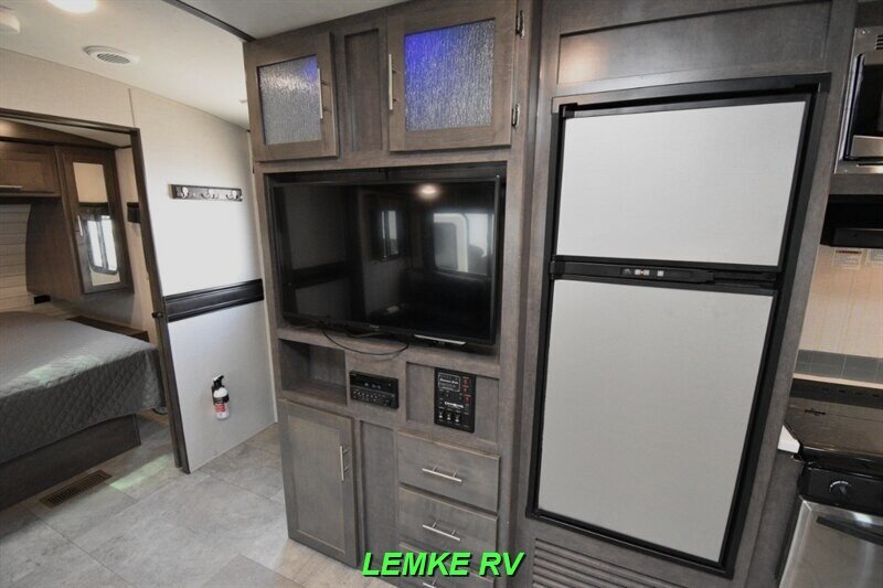 2018 CrossRoads RV Sunset Trail Super Lite SS336BH   - Photo 22 - Rocklin, CA 95677