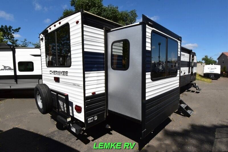 2023 Forest River Cherokee 306MM   - Photo 9 - Rocklin, CA 95677