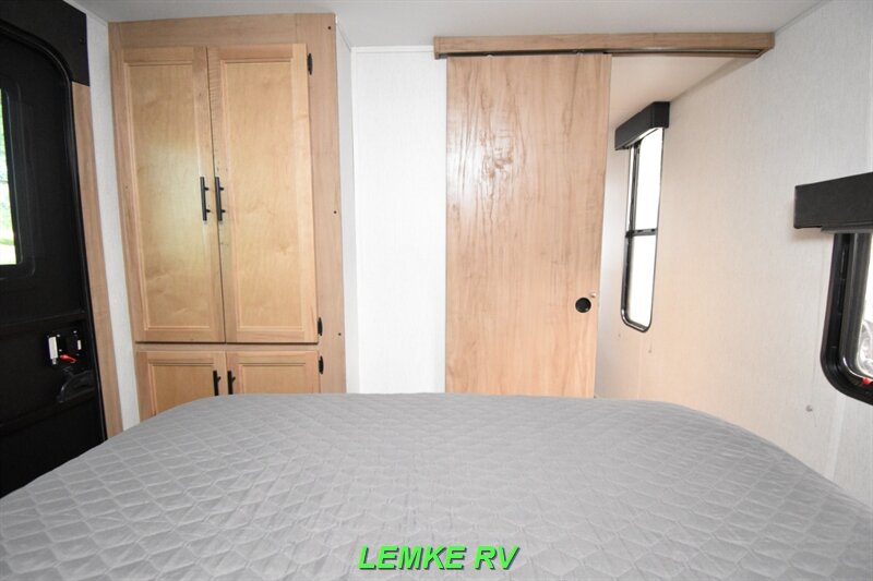 2023 Forest River Cherokee Wolf Den 306MM   - Photo 23 - Rocklin, CA 95677