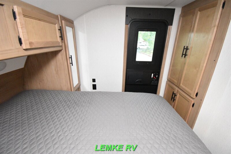 2023 Forest River Cherokee Wolf Den 306MM   - Photo 22 - Rocklin, CA 95677