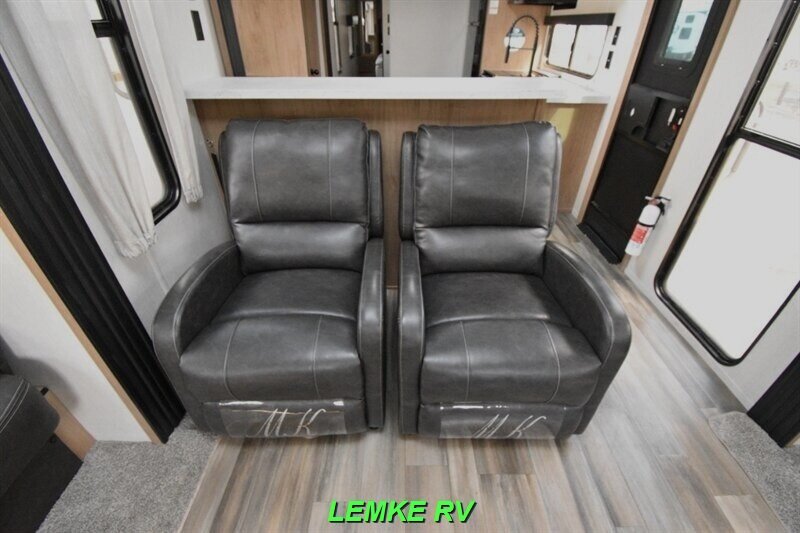 2023 Forest River Cherokee 306MM   - Photo 19 - Rocklin, CA 95677