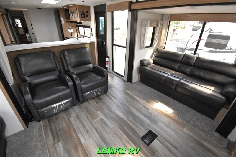 2023 Forest River Cherokee 306MM   - Photo 18 - Rocklin, CA 95677