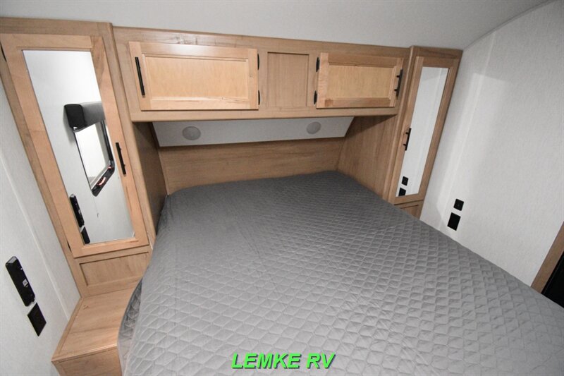 2023 Forest River Cherokee Wolf Den 306MM   - Photo 21 - Rocklin, CA 95677