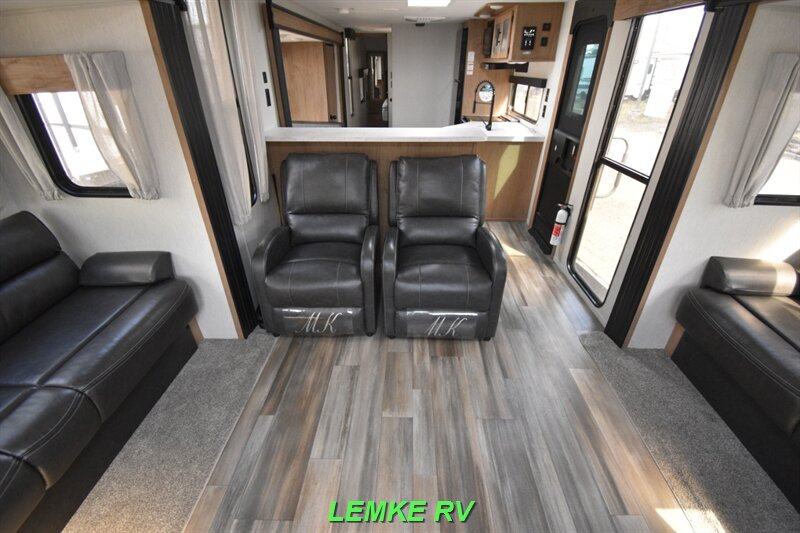 2023 Forest River Cherokee 306MM   - Photo 5 - Rocklin, CA 95677