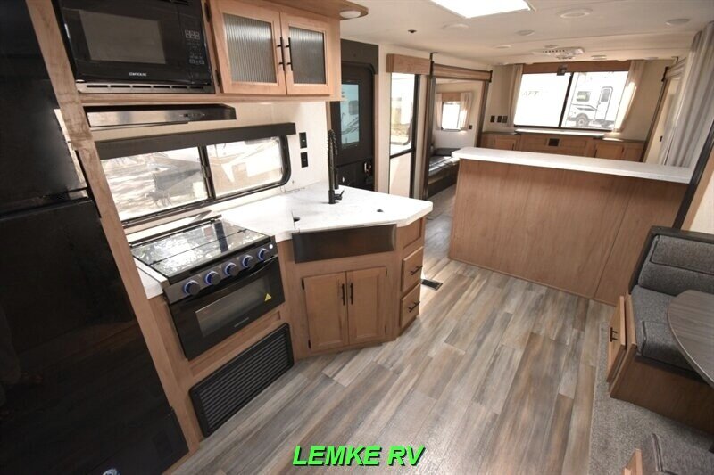 2023 Forest River Cherokee 306MM   - Photo 13 - Rocklin, CA 95677