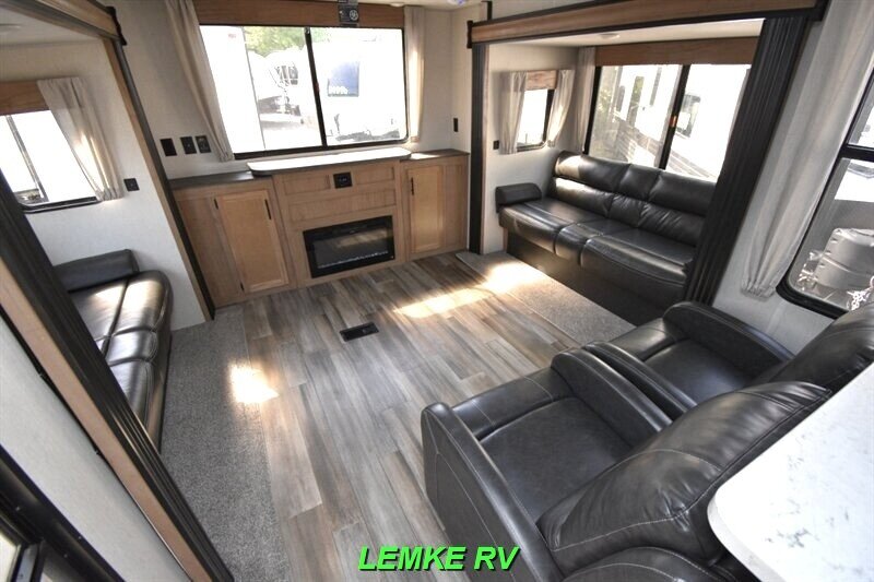 2023 Forest River Cherokee 306MM   - Photo 11 - Rocklin, CA 95677