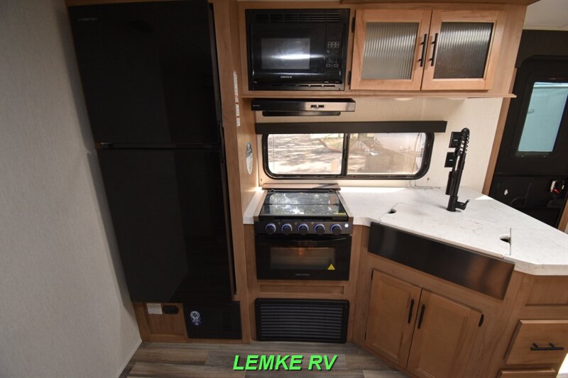 2023 Forest River Cherokee 306MM   - Photo 16 - Rocklin, CA 95677