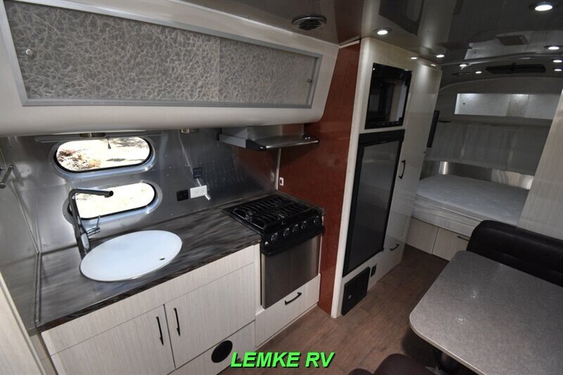 2018 Airstream International Serenity 23FB   - Photo 9 - Rocklin, CA 95677