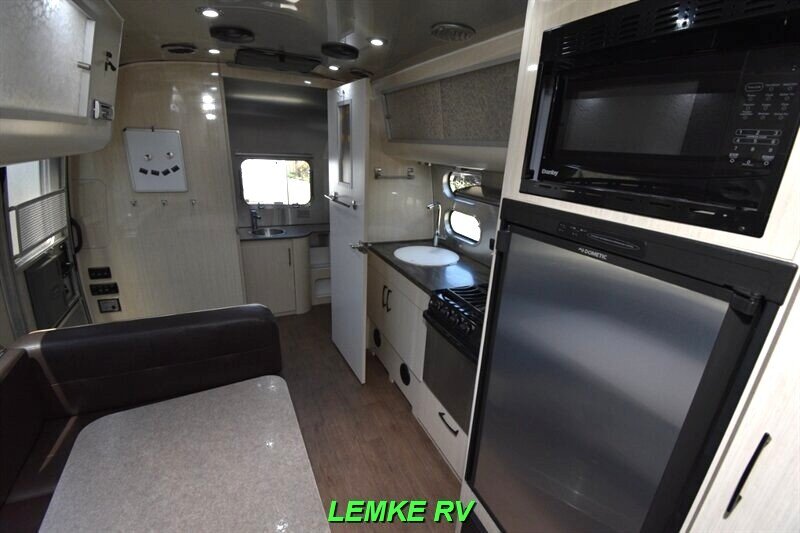 2018 Airstream International Serenity 23FB   - Photo 16 - Rocklin, CA 95677