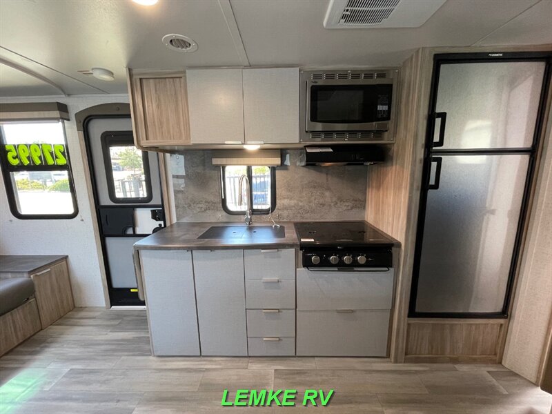 2021 Winnebago Micro Minnie 2306BHS   - Photo 11 - Rocklin, CA 95677