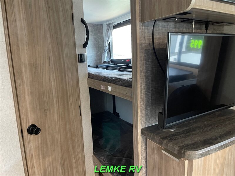 2021 Winnebago Micro Minnie 2306BHS   - Photo 17 - Rocklin, CA 95677