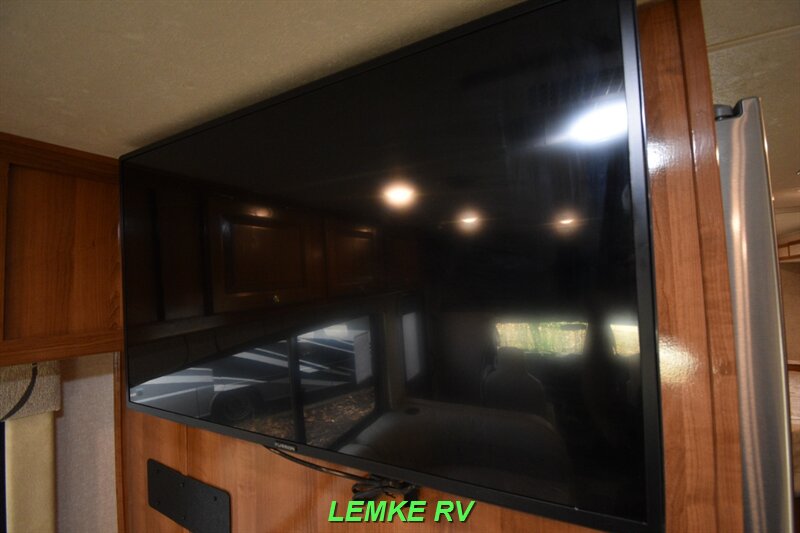2018 Coachmen Leprechaun 311FS   - Photo 25 - Rocklin, CA 95677