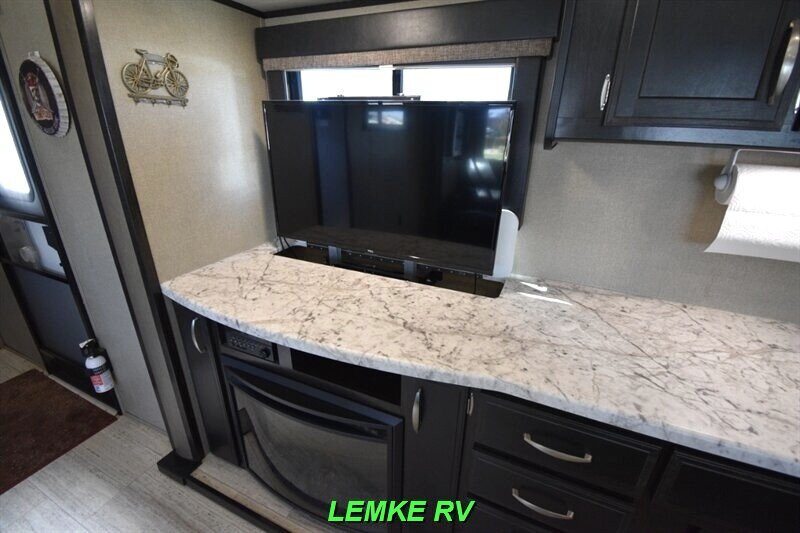 2018 Grand Design Imagine 2670MK   - Photo 21 - Rocklin, CA 95677