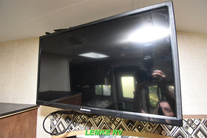 2017 Venture RV Sonic Lite SL169VBH   - Photo 24 - Rocklin, CA 95677