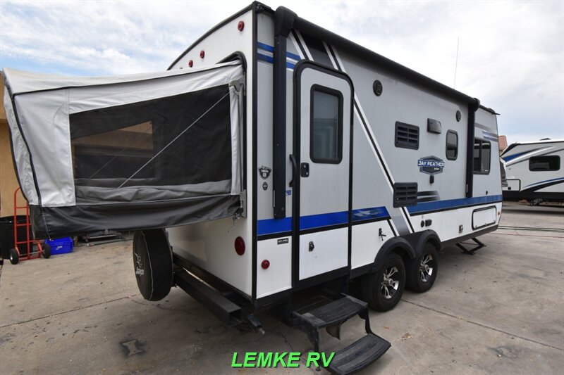 2018 Jayco Jay Feather 19XUD   - Photo 8 - Rocklin, CA 95677