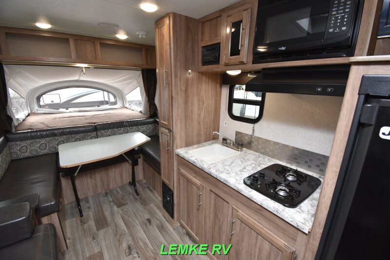 2018 Jayco Jay Feather 19XUD   - Photo 12 - Rocklin, CA 95677