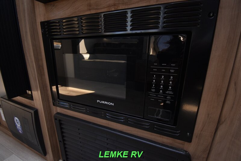 2025 Forest River Cherokee Grey Wolf 29TE   - Photo 15 - Rocklin, CA 95677