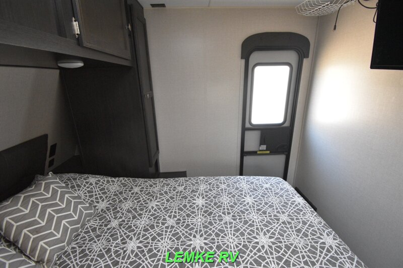 2020 Venture RV Sporttrek 251VRK   - Photo 20 - Rocklin, CA 95677