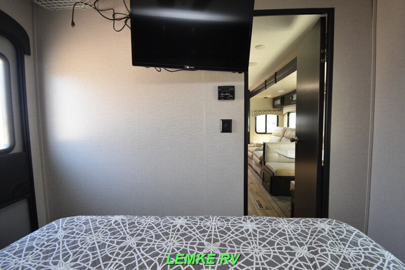 2020 Venture RV Sporttrek 251VRK   - Photo 21 - Rocklin, CA 95677