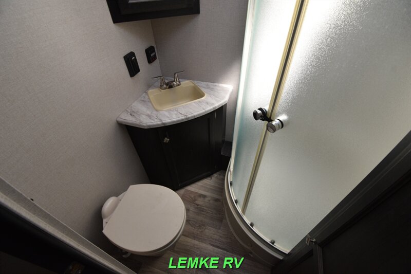 2020 Venture RV Sporttrek 251VRK   - Photo 22 - Rocklin, CA 95677