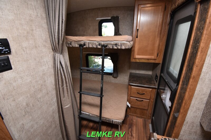 2016 Outdoors RV Timber Ridge 270DBHS   - Photo 17 - Rocklin, CA 95677