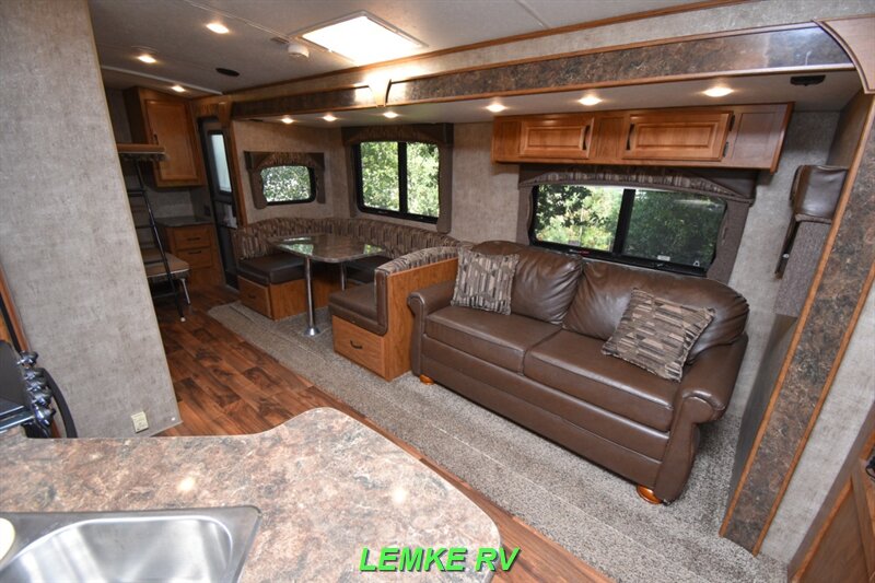 2016 Outdoors RV Timber Ridge 270DBHS   - Photo 10 - Rocklin, CA 95677