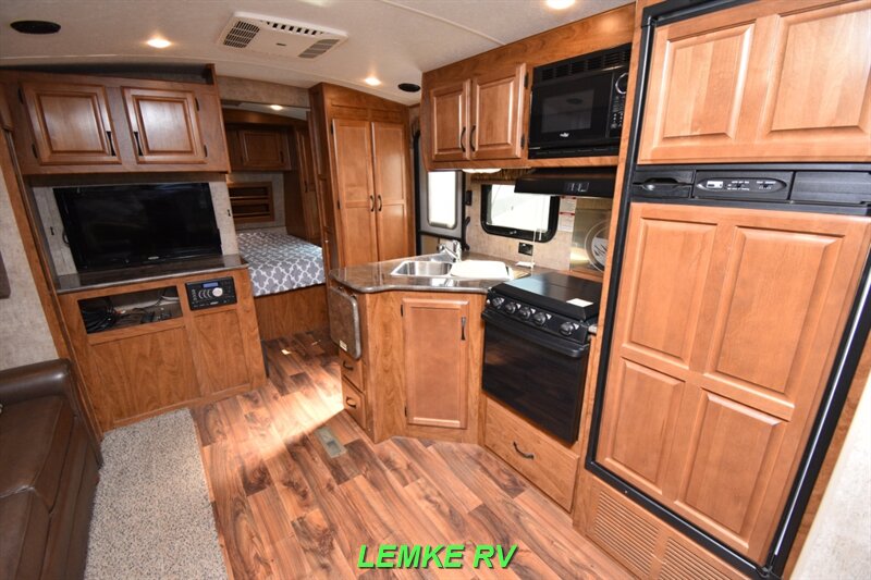 2016 Outdoors RV Timber Ridge 270DBHS   - Photo 13 - Rocklin, CA 95677