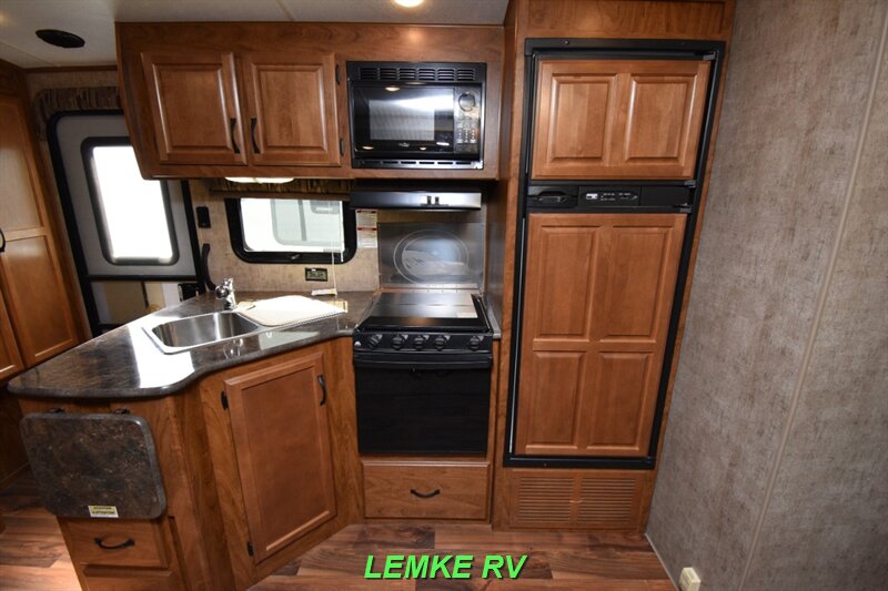 2016 Outdoors RV Timber Ridge 270DBHS   - Photo 15 - Rocklin, CA 95677