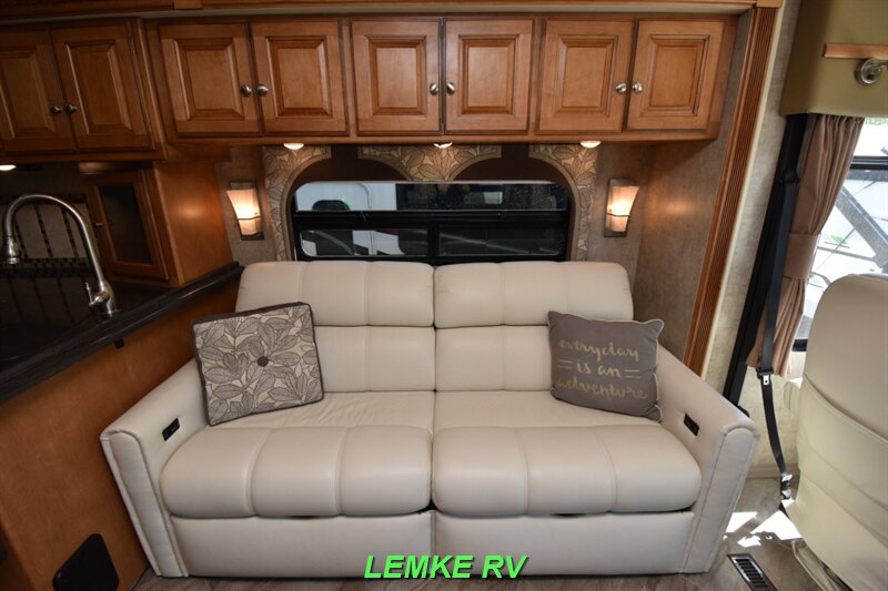 2016 Winnebago Adventurer 35P   - Photo 21 - Rocklin, CA 95677