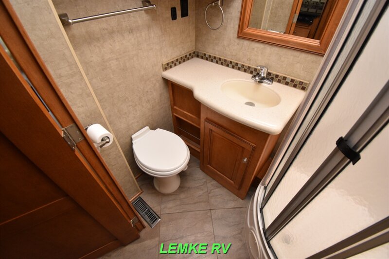 2016 Winnebago Adventurer 35P   - Photo 20 - Rocklin, CA 95677