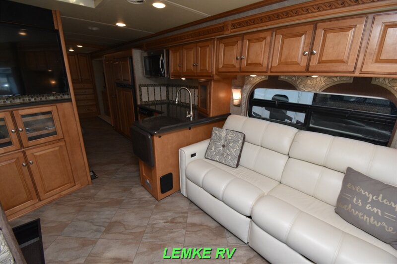 2016 Winnebago Adventurer 35P   - Photo 13 - Rocklin, CA 95677