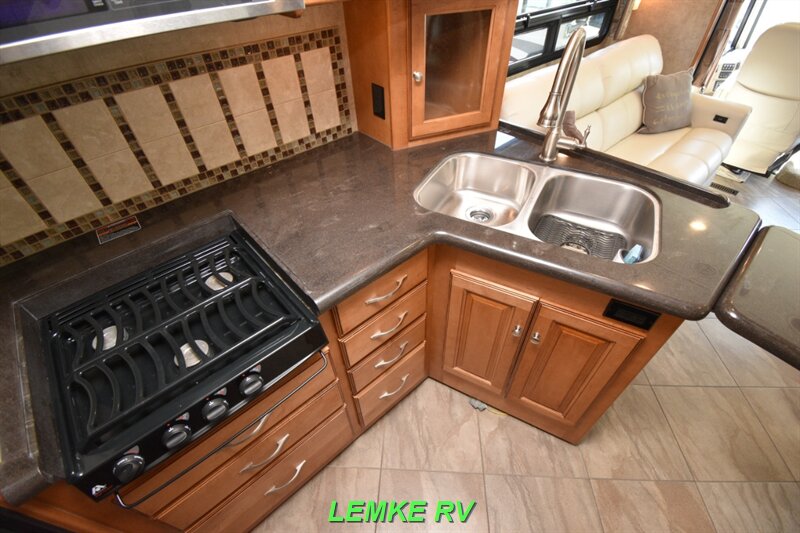 2016 Winnebago Adventurer 35P   - Photo 23 - Rocklin, CA 95677