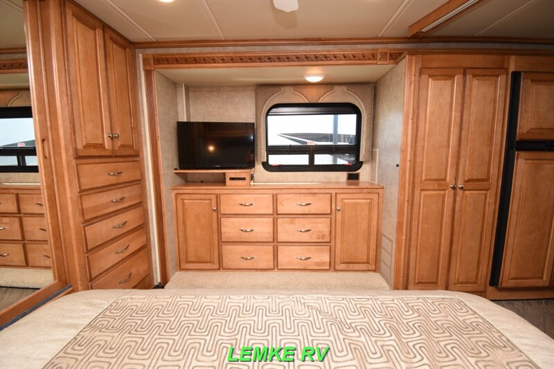 2016 Winnebago Adventurer 35P   - Photo 18 - Rocklin, CA 95677