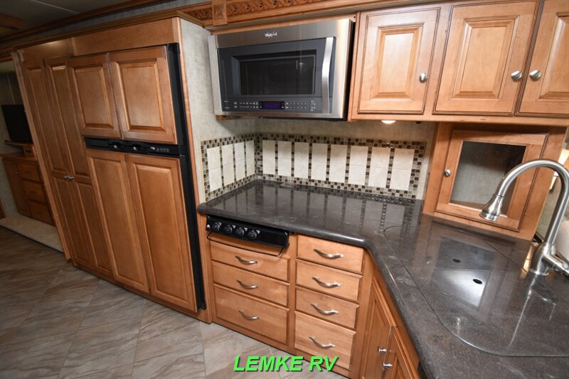 2016 Winnebago Adventurer 35P   - Photo 12 - Rocklin, CA 95677