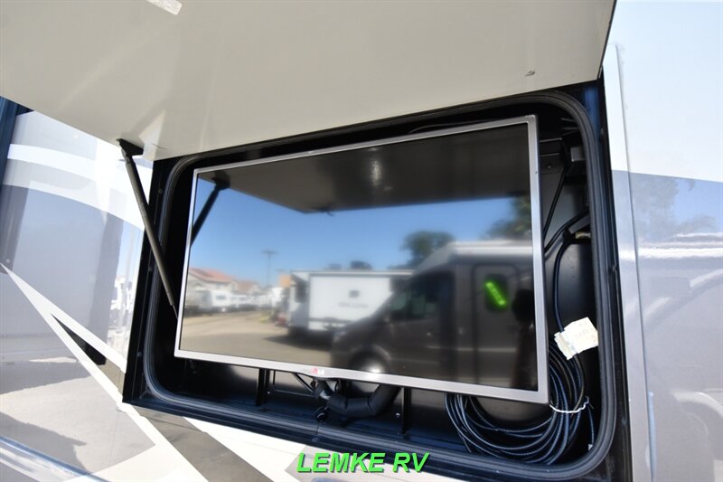2016 Winnebago Adventurer 35P   - Photo 9 - Rocklin, CA 95677