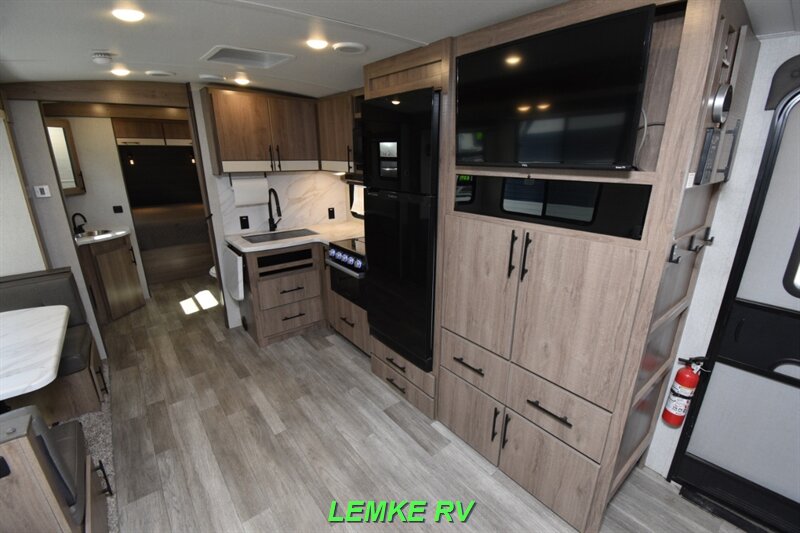 2023 Grand Design Imagine 2910BH   - Photo 12 - Rocklin, CA 95677