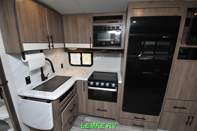 2023 Grand Design Imagine 2910BH   - Photo 13 - Rocklin, CA 95677