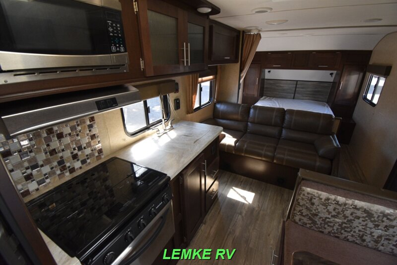 2017 Forest River Cherokee Grey Wolf Limited 23QB   - Photo 18 - Rocklin, CA 95677