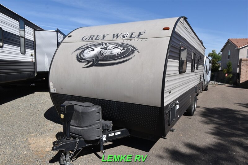 2017 Forest River Cherokee Grey Wolf Limited 23QB   - Photo 6 - Rocklin, CA 95677