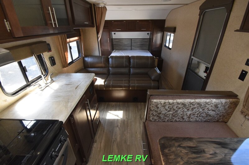 2017 Forest River Cherokee Grey Wolf Limited 23QB   - Photo 5 - Rocklin, CA 95677