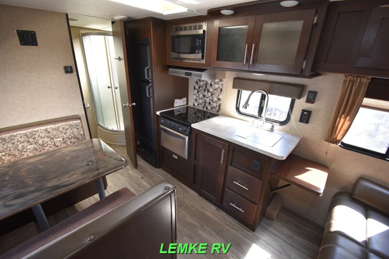 2017 Forest River Cherokee Grey Wolf Limited 23QB   - Photo 9 - Rocklin, CA 95677