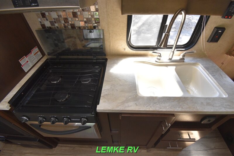 2017 Forest River Cherokee Grey Wolf Limited 23QB   - Photo 13 - Rocklin, CA 95677