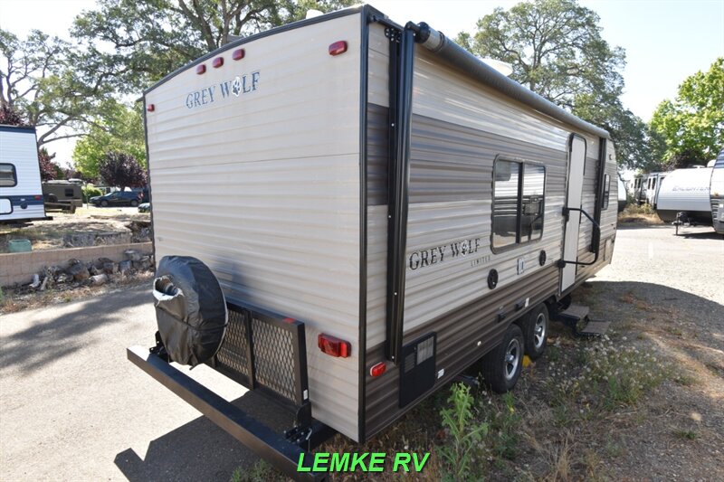 2017 Forest River Cherokee Grey Wolf Limited 23QB   - Photo 8 - Rocklin, CA 95677