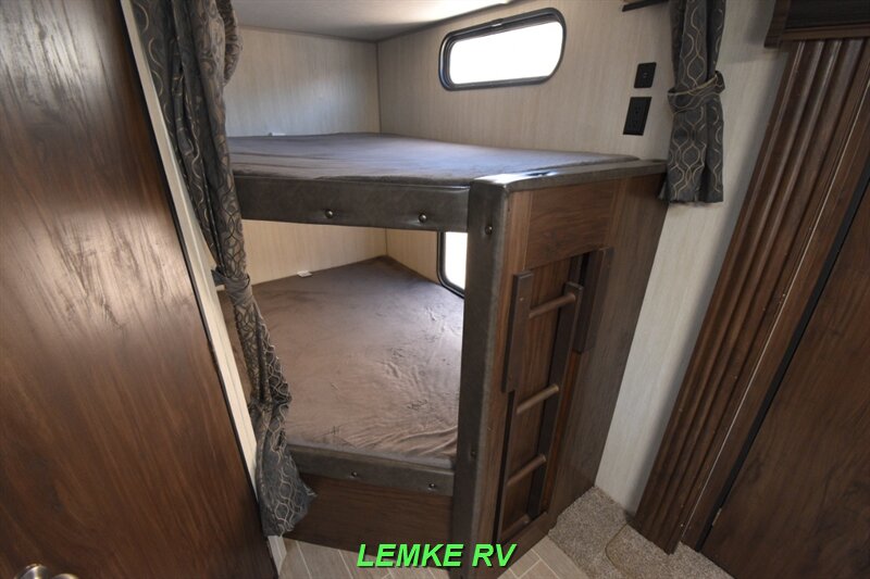 2019 Forest River Cherokee Limited 294DBH   - Photo 16 - Rocklin, CA 95677