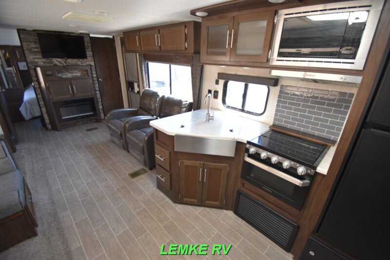2019 Forest River Cherokee Limited 294DBH   - Photo 14 - Rocklin, CA 95677