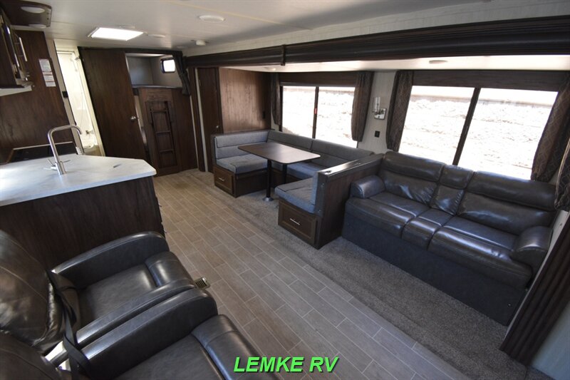 2019 Forest River Cherokee Limited 294DBH   - Photo 10 - Rocklin, CA 95677