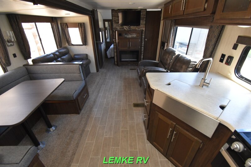 2019 Forest River Cherokee Limited 294DBH   - Photo 5 - Rocklin, CA 95677