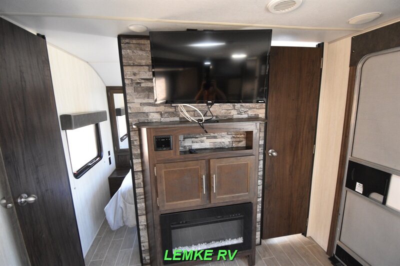 2019 Forest River Cherokee Limited 294DBH   - Photo 26 - Rocklin, CA 95677