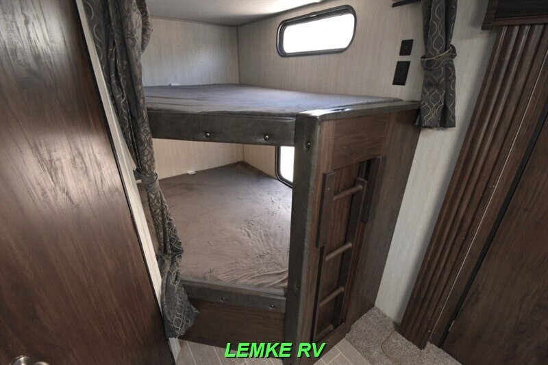 2019 Forest River Cherokee Limited 294DBH   - Photo 16 - Rocklin, CA 95677