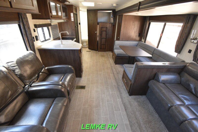 2019 Forest River Cherokee Limited 294DBH   - Photo 2 - Rocklin, CA 95677